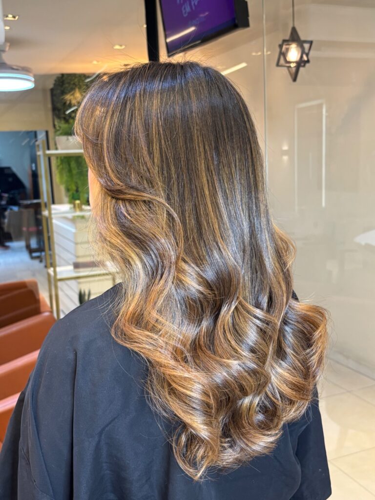 Coloração e mechas · On Hair Concept — salão de beleza em Chácara Santo Antônio, São Paulo - SP